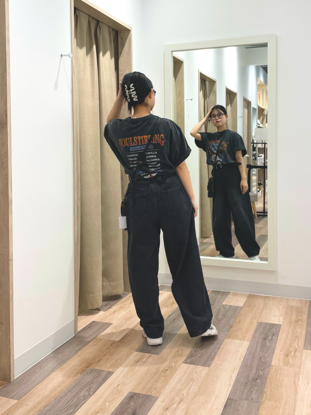 ブラック系のTシャツ/カットソー、ブラック系のデニムパンツ、ブラック系のショルダーバッグを着用したレディースの夏コーディネートの3枚目の写真