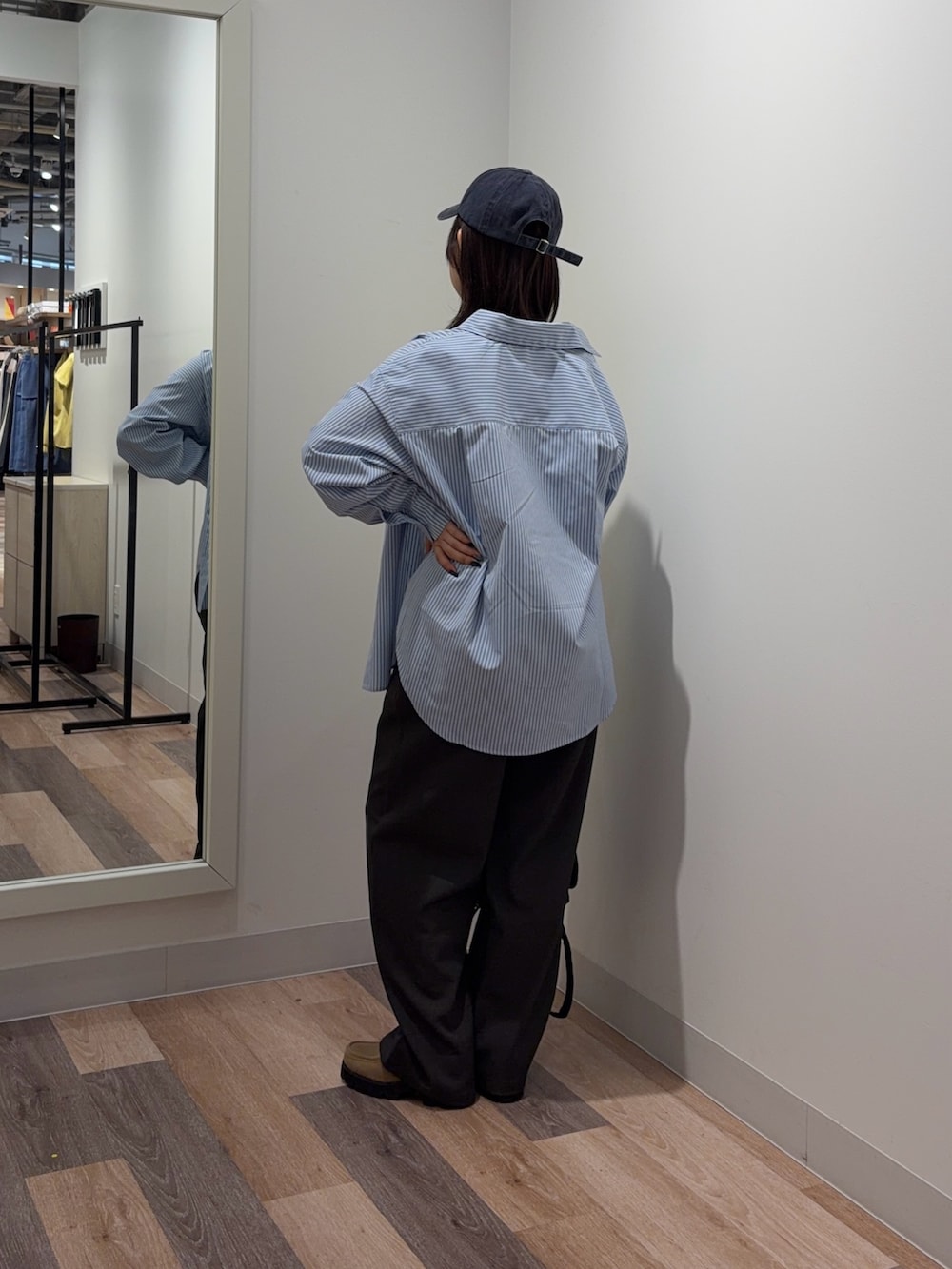 ブルー系のシャツ/ブラウス、グレー系のその他パンツを着用したレディースの春コーディネートの3枚目の写真