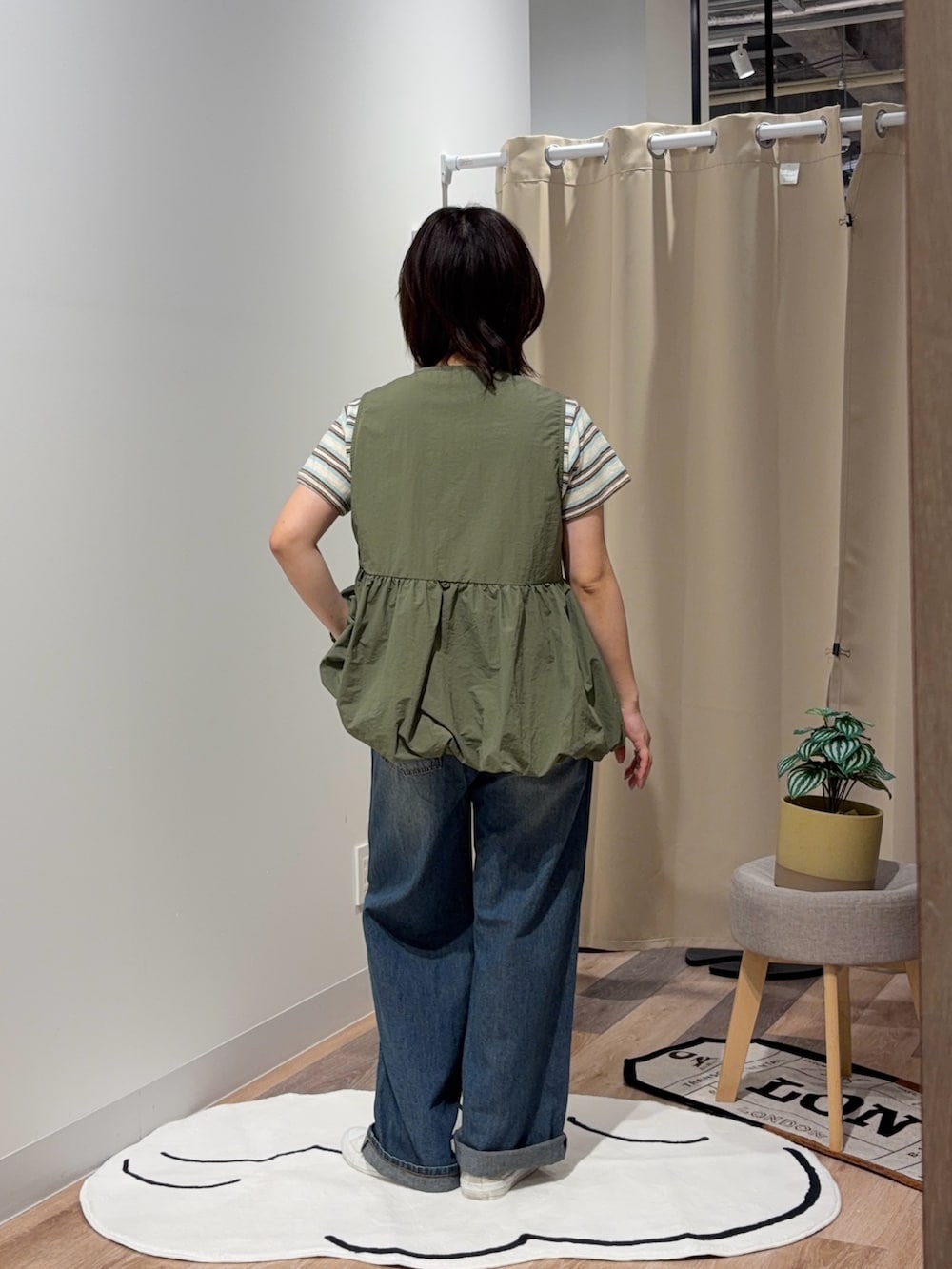 ブラウン系のTシャツ/カットソー、グリーン系のベスト、ブルー系のその他パンツを着用したレディースの夏コーディネートの3枚目の写真
