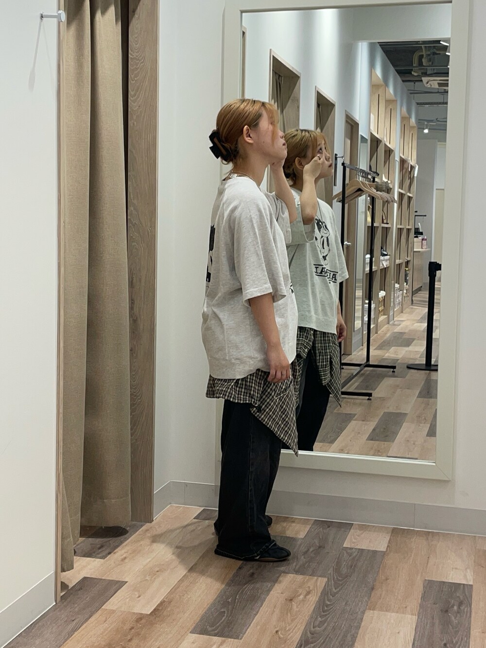 グレー系のTシャツ/カットソー、ブラック系のシャツ/ブラウス、ブラック系のデニムパンツを着用したレディースの夏コーディネートの2枚目の写真