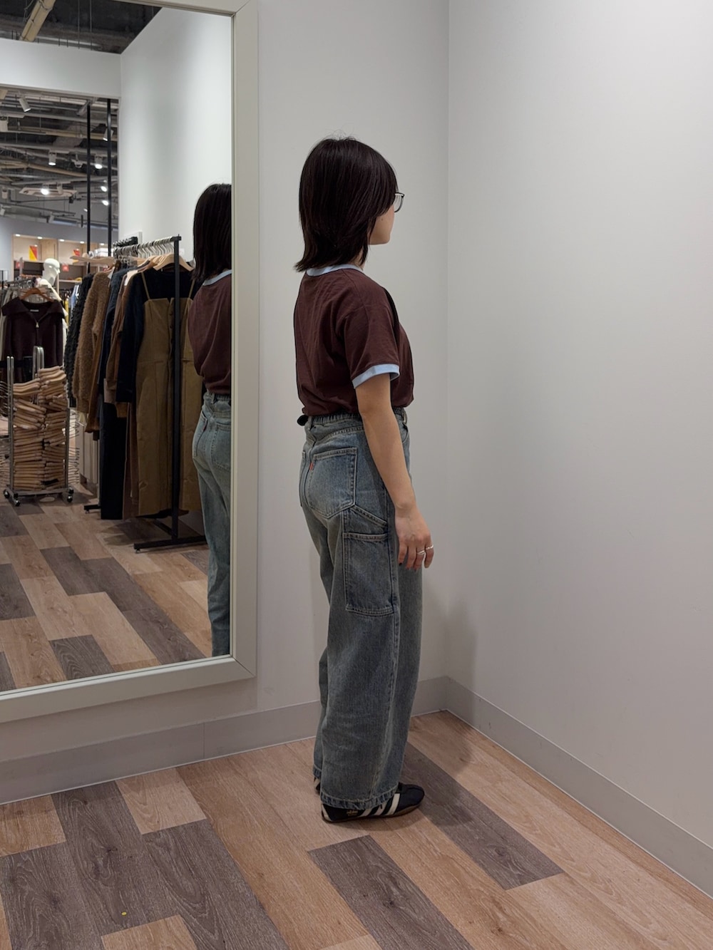 ブラウン系のTシャツ/カットソー、ブルー系のデニムパンツを着用したレディースの春コーディネートの2枚目の写真