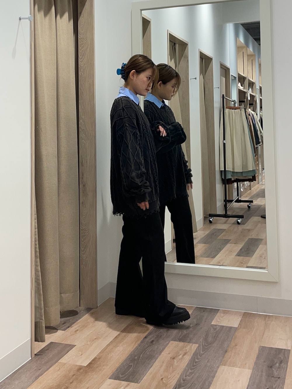 ブラック系のニット/セーター、ブラック系のその他パンツ、ブラック系のブーツを着用したレディースの秋コーディネートの2枚目の写真