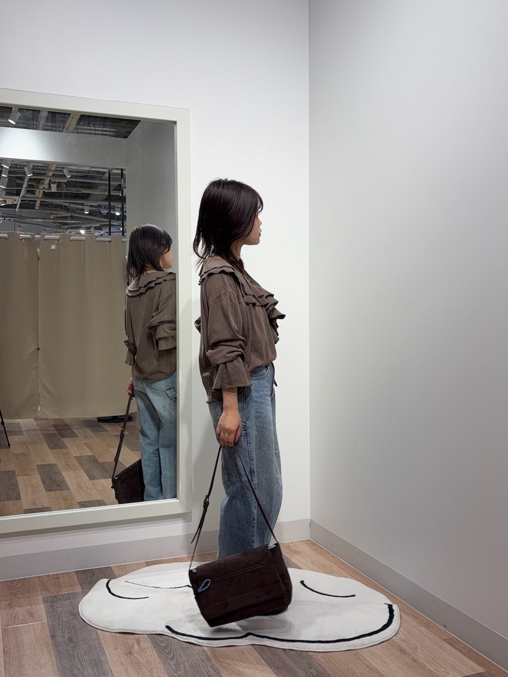 ブラウン系のシャツ/ブラウス、ブルー系のデニムパンツを着用したレディースの秋コーディネートの2枚目の写真
