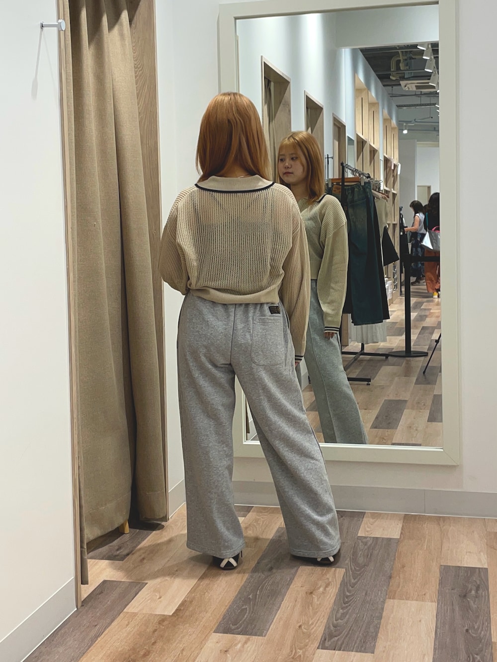 ブラック系のその他パンツ、ホワイト系のカーディガン/ボレロを着用したレディースの夏コーディネートの3枚目の写真