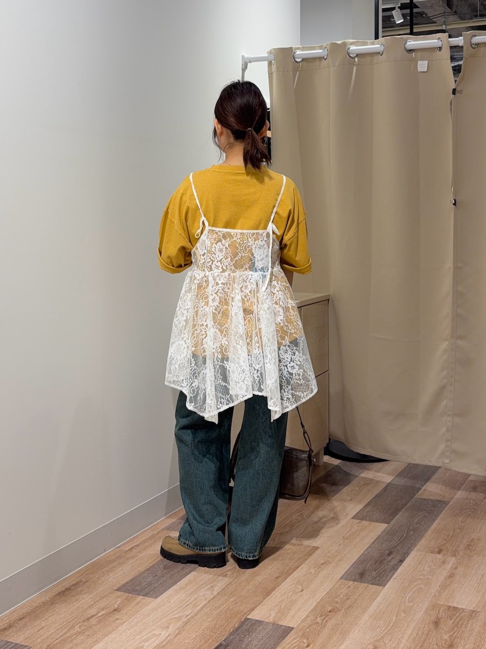 イエロー系のTシャツ/カットソー、ホワイト系のシャツ/ブラウス、ブルー系のデニムパンツを着用したレディースの春コーディネートの3枚目の写真