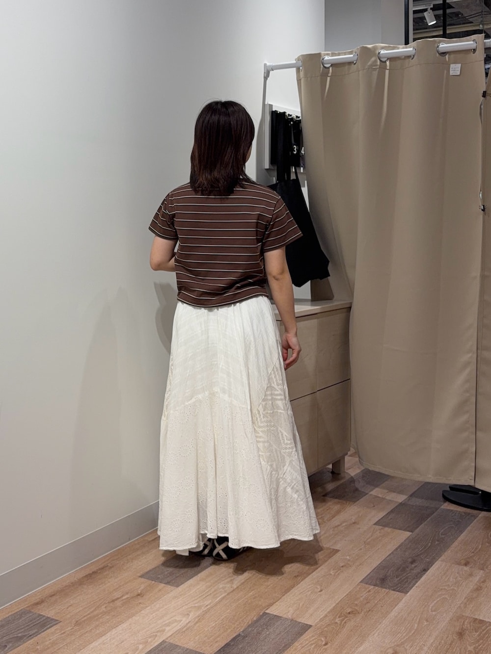 ブラウン系のTシャツ/カットソー、ホワイト系のワンピースを着用したレディースの春コーディネートの3枚目の写真