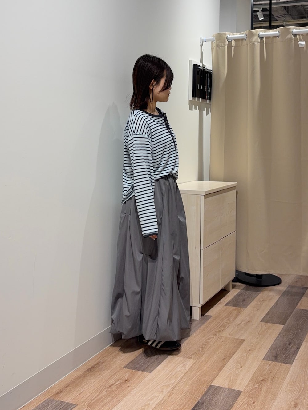 ブルー系のTシャツ/カットソー、グレー系のスカートを着用したレディースの春コーディネートの2枚目の写真