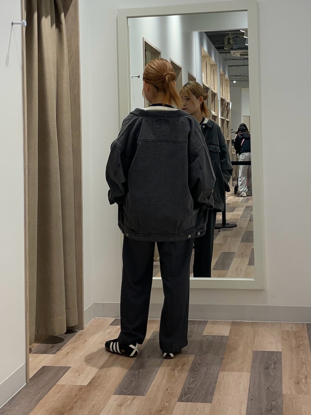 ブラック系のデニムジャケット、ホワイト系のその他パンツ、ホワイト系のTシャツ/カットソーを着用したレディースの夏コーディネートの3枚目の写真