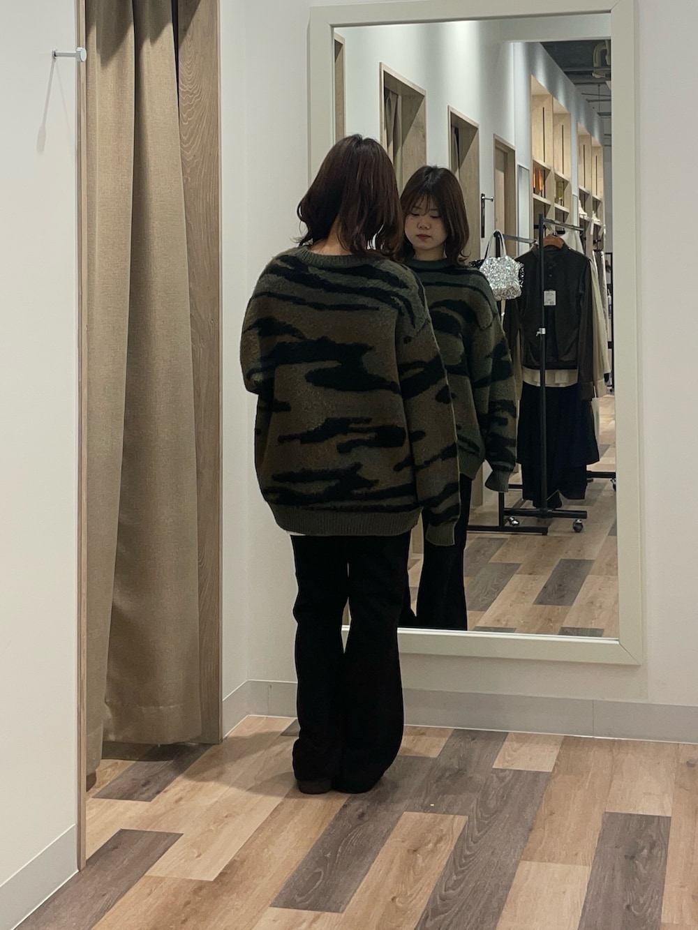 グリーン系のニット/セーター、ホワイト系のTシャツ/カットソー、ブラック系のその他パンツを着用したレディースの冬コーディネートの3枚目の写真