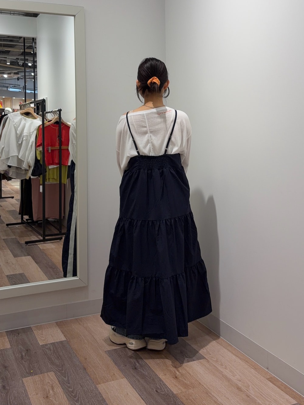 ホワイト系のキャミソール、ブルー系のワンピース、ホワイト系のTシャツ/カットソーを着用したレディースの春コーディネートの3枚目の写真