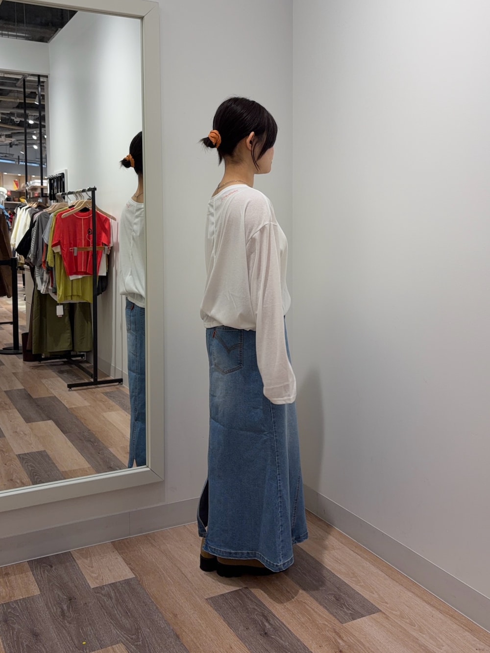 ホワイト系のTシャツ/カットソー、ブルー系のスカート、ホワイト系のキャミソールを着用したレディースの春コーディネートの2枚目の写真