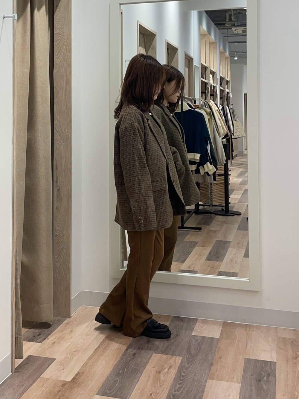 ブラウン系のテーラードジャケット、ブラック系のその他パンツ、ブラック系のニット/セーターを着用したレディースの秋コーディネートの2枚目の写真