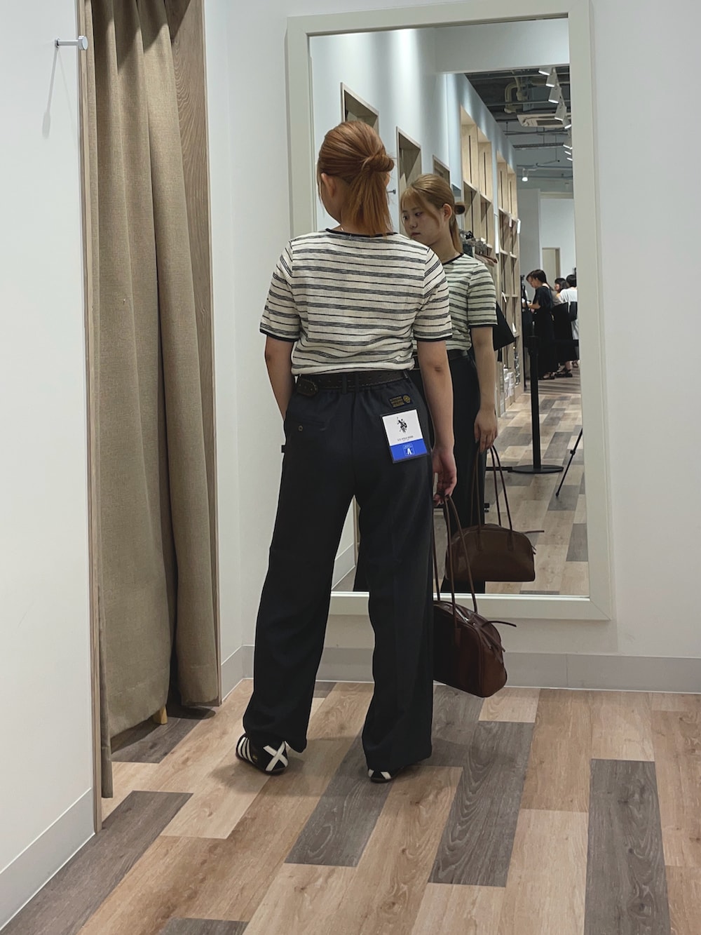 ホワイト系のTシャツ/カットソー、ホワイト系のその他パンツを着用したレディースの夏コーディネートの3枚目の写真