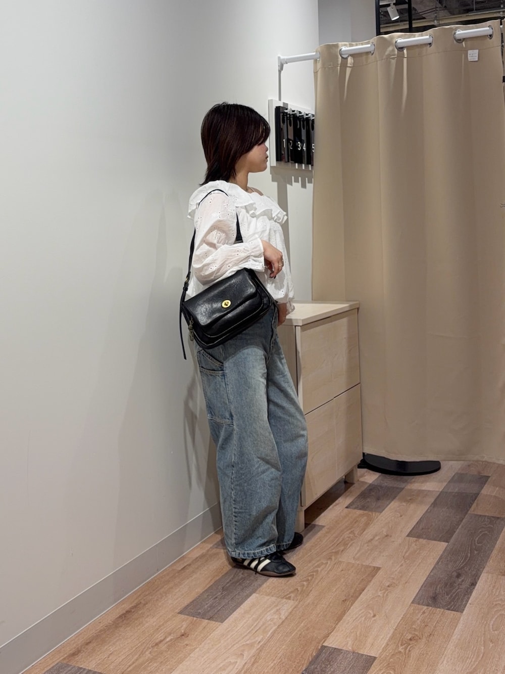 ホワイト系のシャツ/ブラウス、ブルー系のデニムパンツ、ブラウン系のトートバッグを着用したレディースの春コーディネートの2枚目の写真