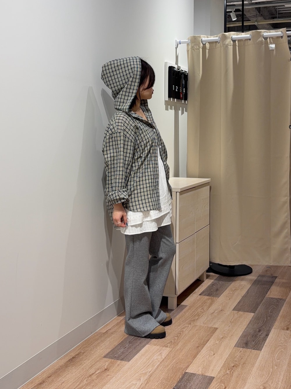 ブルー系のシャツ/ブラウス、ホワイト系のワンピース、グレー系のその他パンツを着用したレディースの春コーディネートの2枚目の写真