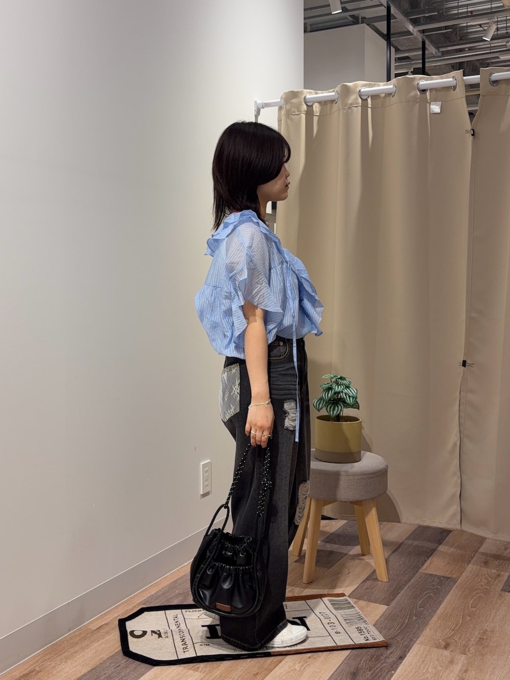 ブルー系のシャツ/ブラウス、ブラック系のその他パンツを着用したレディースの夏コーディネートの2枚目の写真