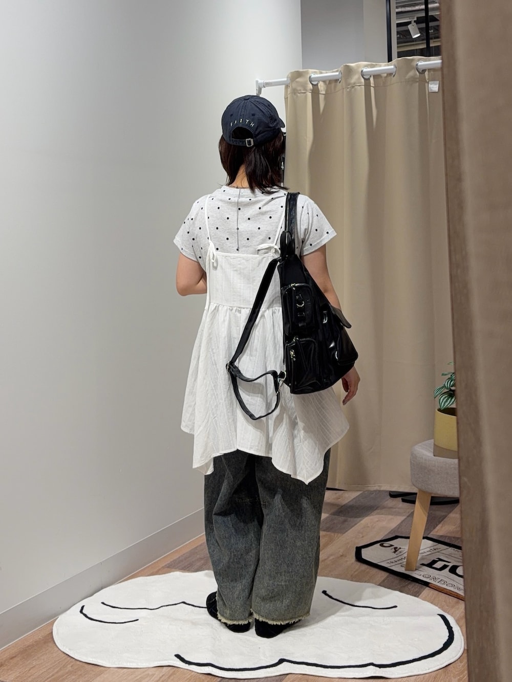 ホワイト系のTシャツ/カットソー、ホワイト系のシャツ/ブラウスを着用したレディースの夏コーディネートの3枚目の写真