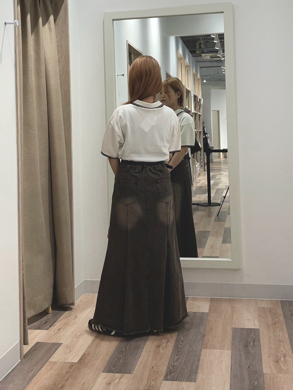 ブルー系のニット/セーター、ブルー系のスカートを着用したレディースの夏コーディネートの3枚目の写真