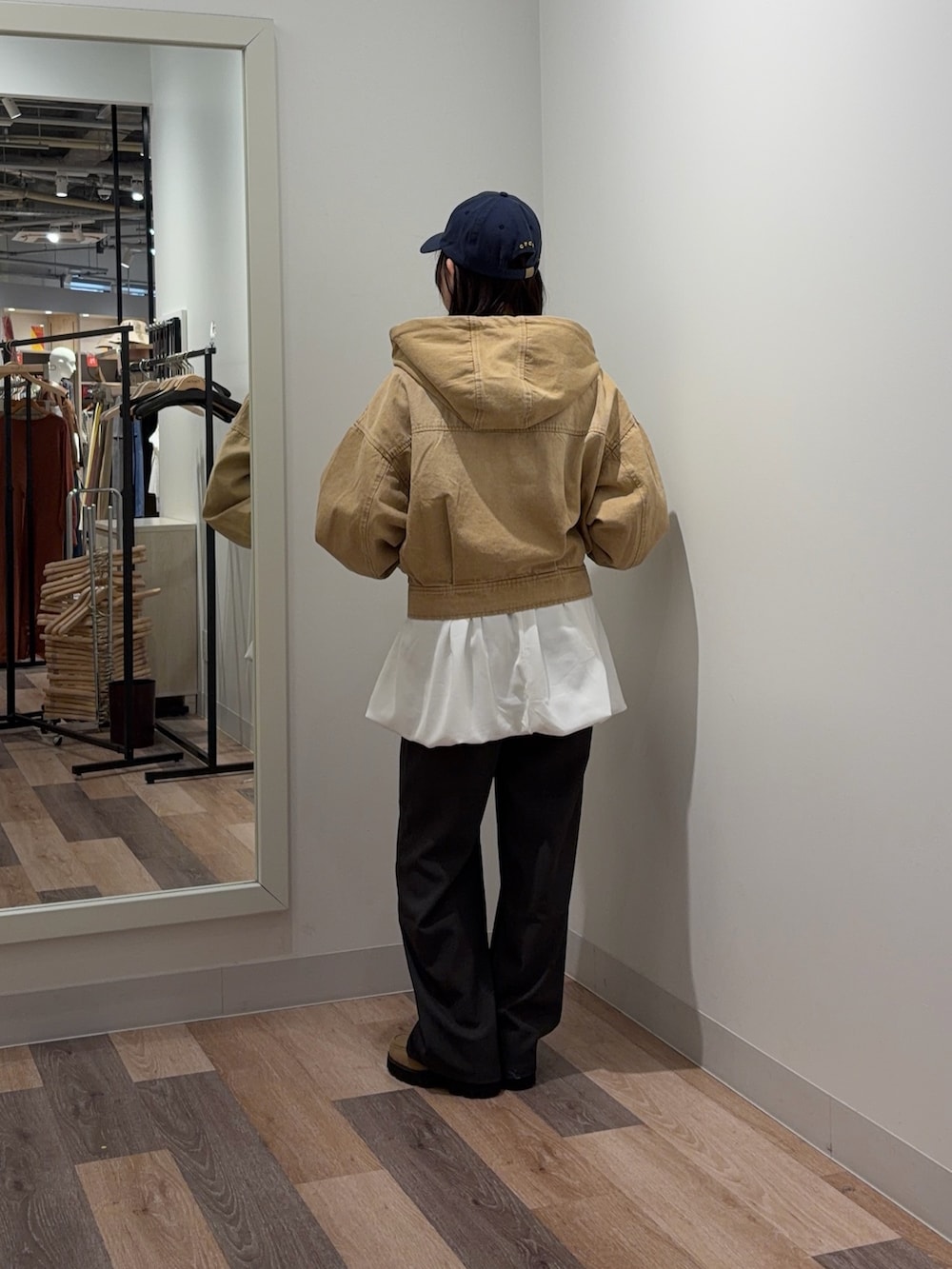 ブラウン系のブルゾン、ホワイト系のTシャツ/カットソー、グレー系のその他パンツを着用したレディースの春コーディネートの3枚目の写真