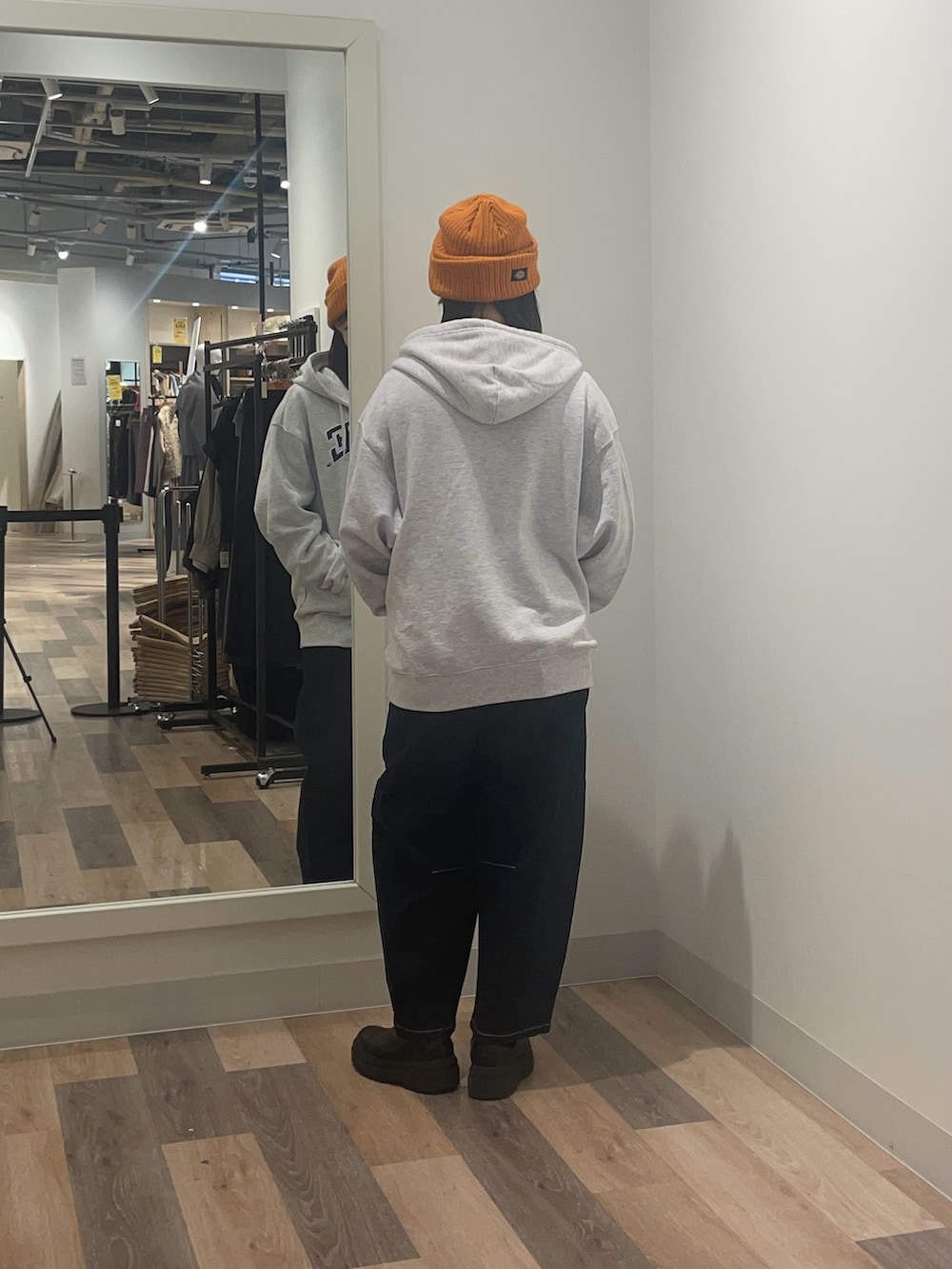 ブルー系のデニムパンツ、グレー系のパーカーを着用したレディースの冬コーディネートの3枚目の写真