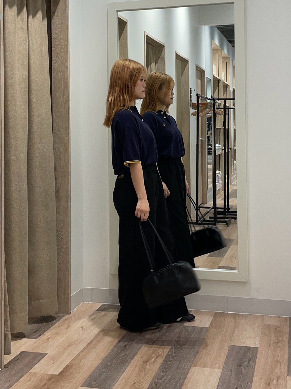 ブルー系のニット/セーター、ブラック系のその他パンツを着用したレディースの夏コーディネートの2枚目の写真