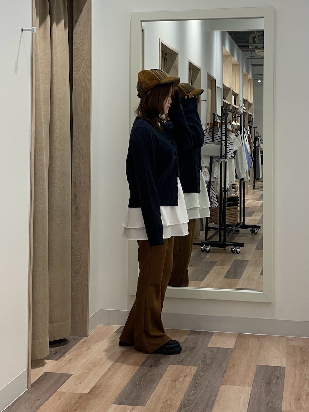 ブルー系のカーディガン/ボレロ、ブラック系のその他パンツ、ホワイト系のTシャツ/カットソーを着用したレディースの秋コーディネートの2枚目の写真