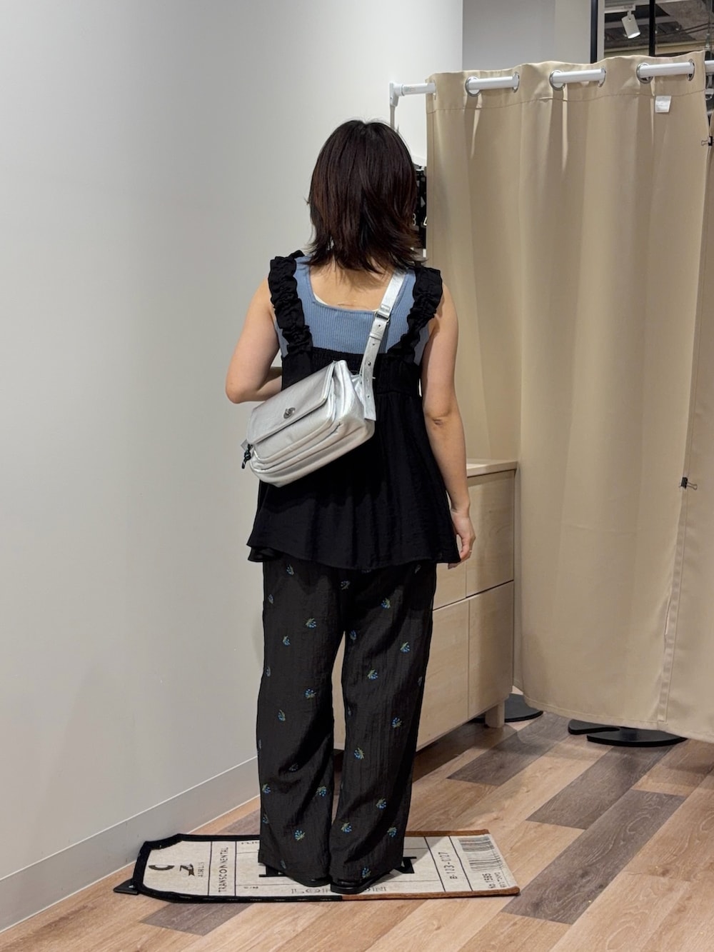 ブラック系のワンピース、ブルー系のキャミソール、ブラック系のその他パンツを着用したレディースの夏コーディネートの3枚目の写真