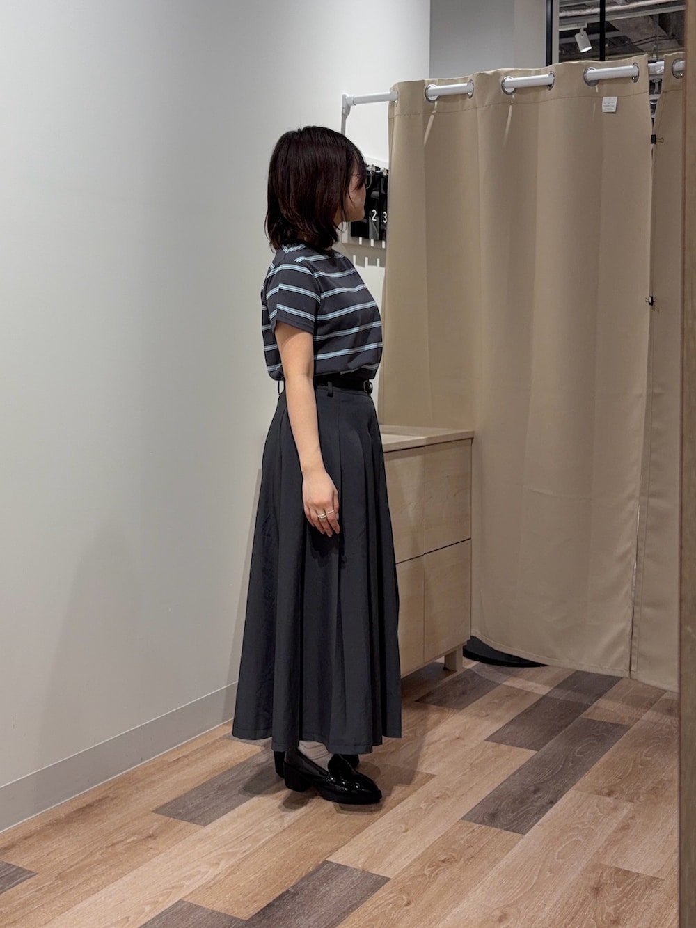 グレー系のTシャツ/カットソー、ベージュ系のスカートを着用したレディースの春コーディネートの2枚目の写真