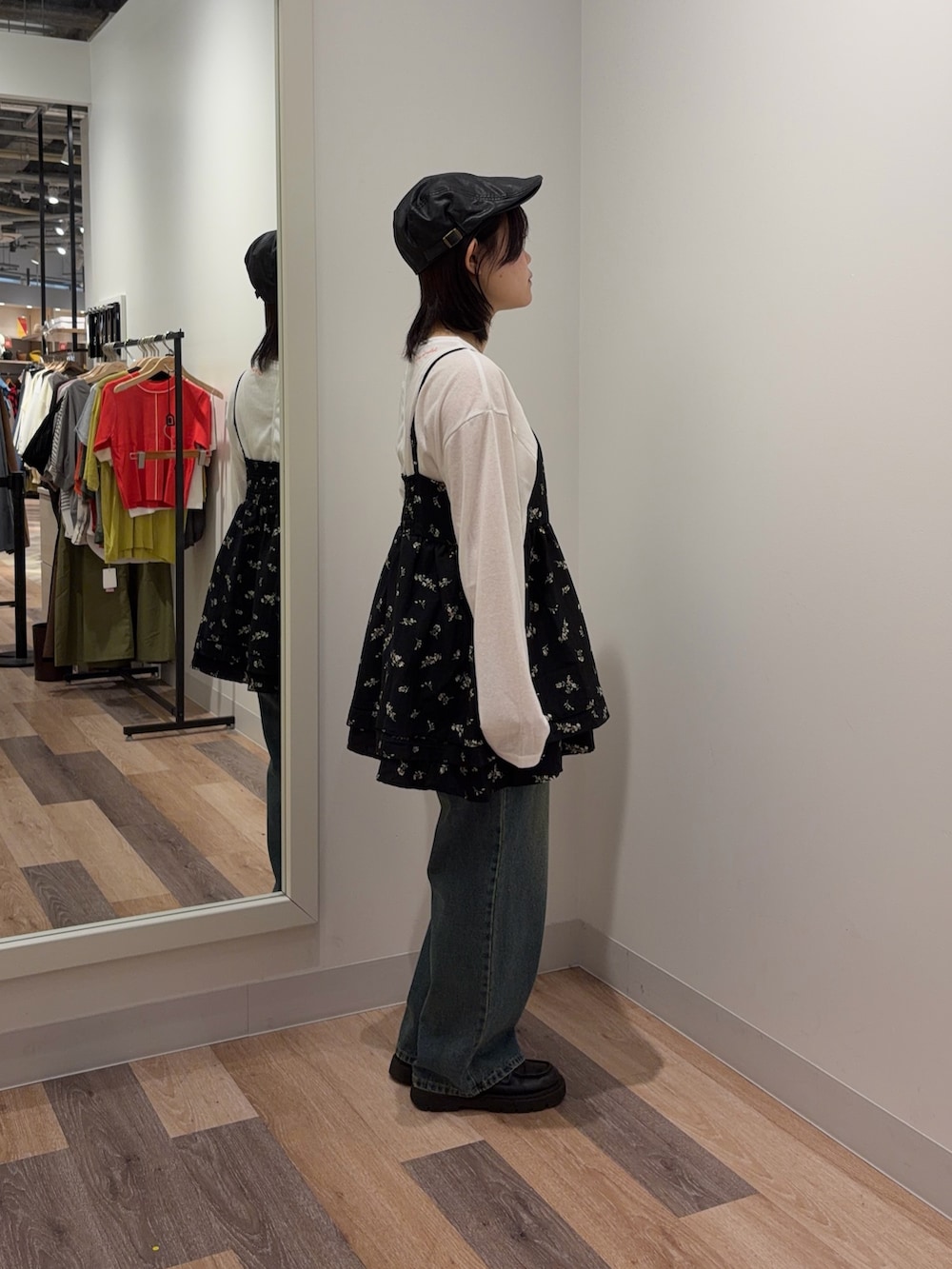 ホワイト系のTシャツ/カットソー、ブラック系のワンピース、ブルー系のデニムパンツを着用したレディースの春コーディネートの2枚目の写真