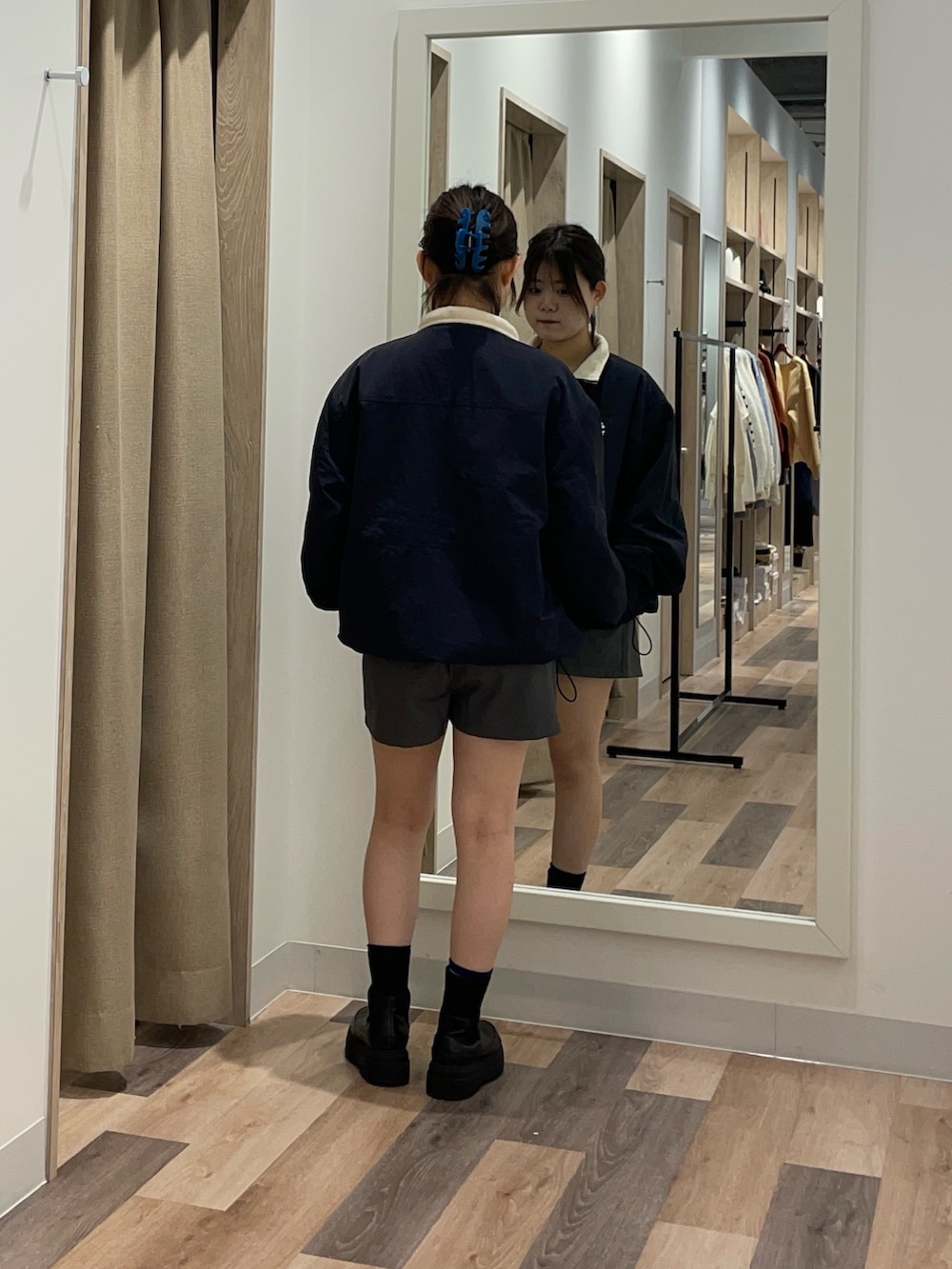 ブルー系のブルゾン、ブラック系のブーツを着用したレディースの秋コーディネートの3枚目の写真