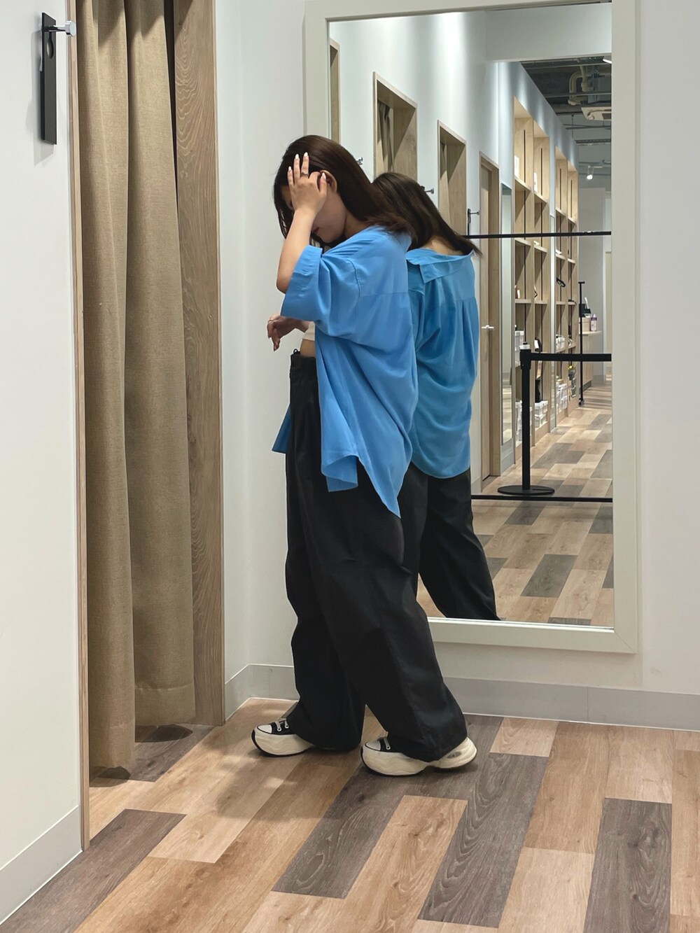 グレー系のシャツ/ブラウス、ブラック系のその他パンツを着用したレディースの夏コーディネートの2枚目の写真