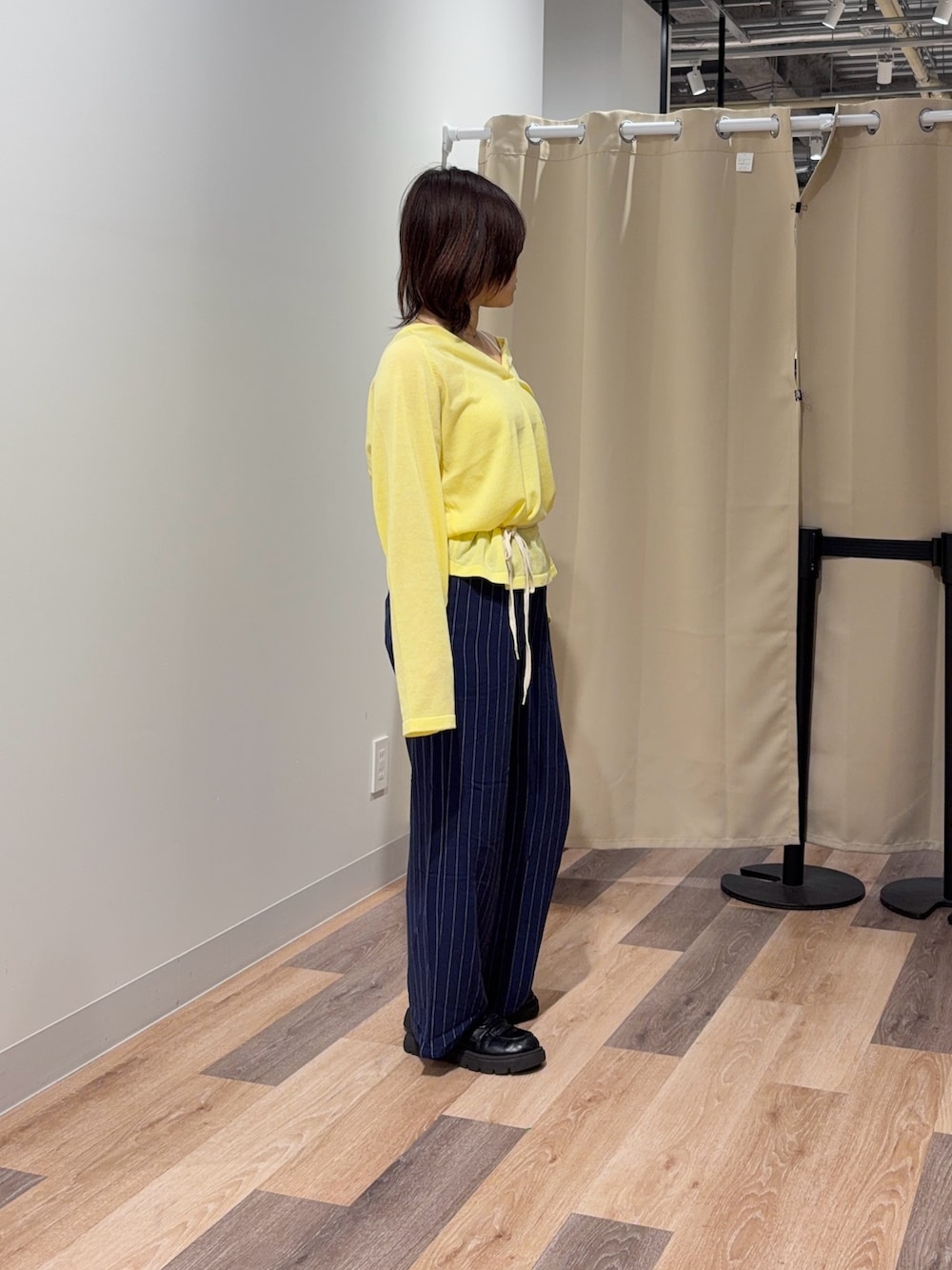 イエロー系のニット/セーター、ブルー系のその他パンツを着用したレディースの春コーディネートの2枚目の写真