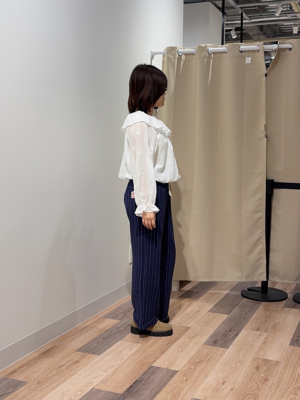 ホワイト系のシャツ/ブラウス、ブルー系のその他パンツを着用したレディースの春コーディネートの2枚目の写真