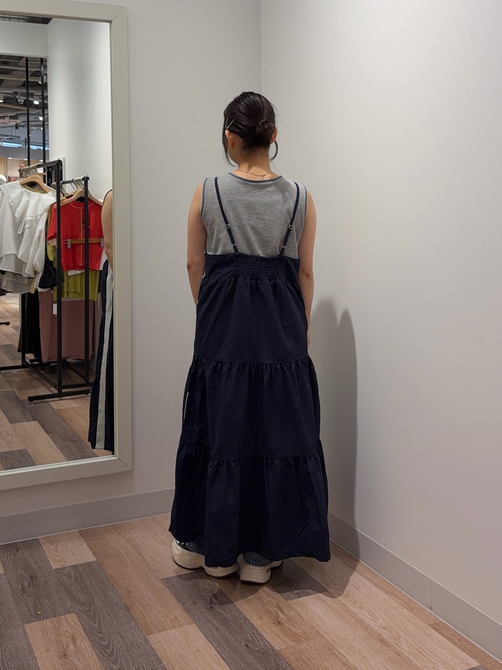 ホワイト系のTシャツ/カットソー、ブルー系のワンピース、ブルー系のデニムパンツを着用したレディースの春コーディネートの3枚目の写真