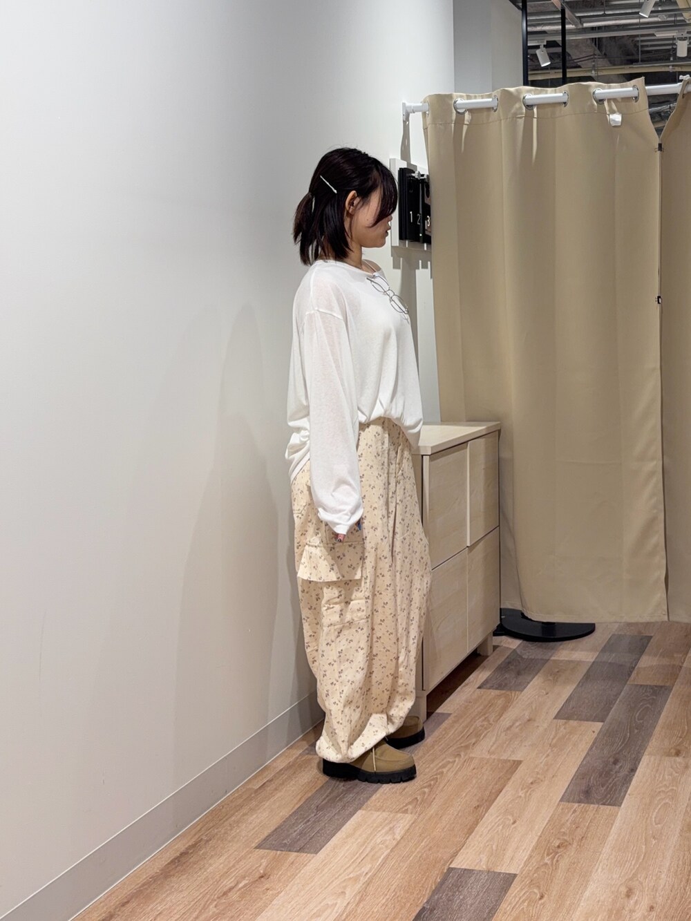 ホワイト系のTシャツ/カットソー、ホワイト系のその他パンツを着用したレディースの春コーディネートの2枚目の写真