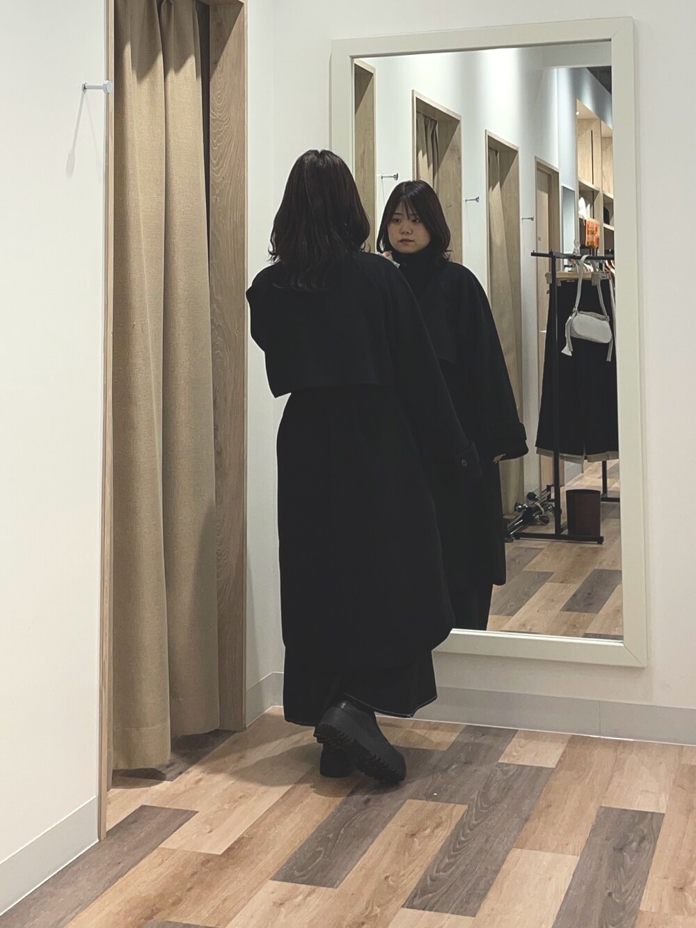 グレー系のその他アウターを着用したレディースの秋コーディネートの3枚目の写真