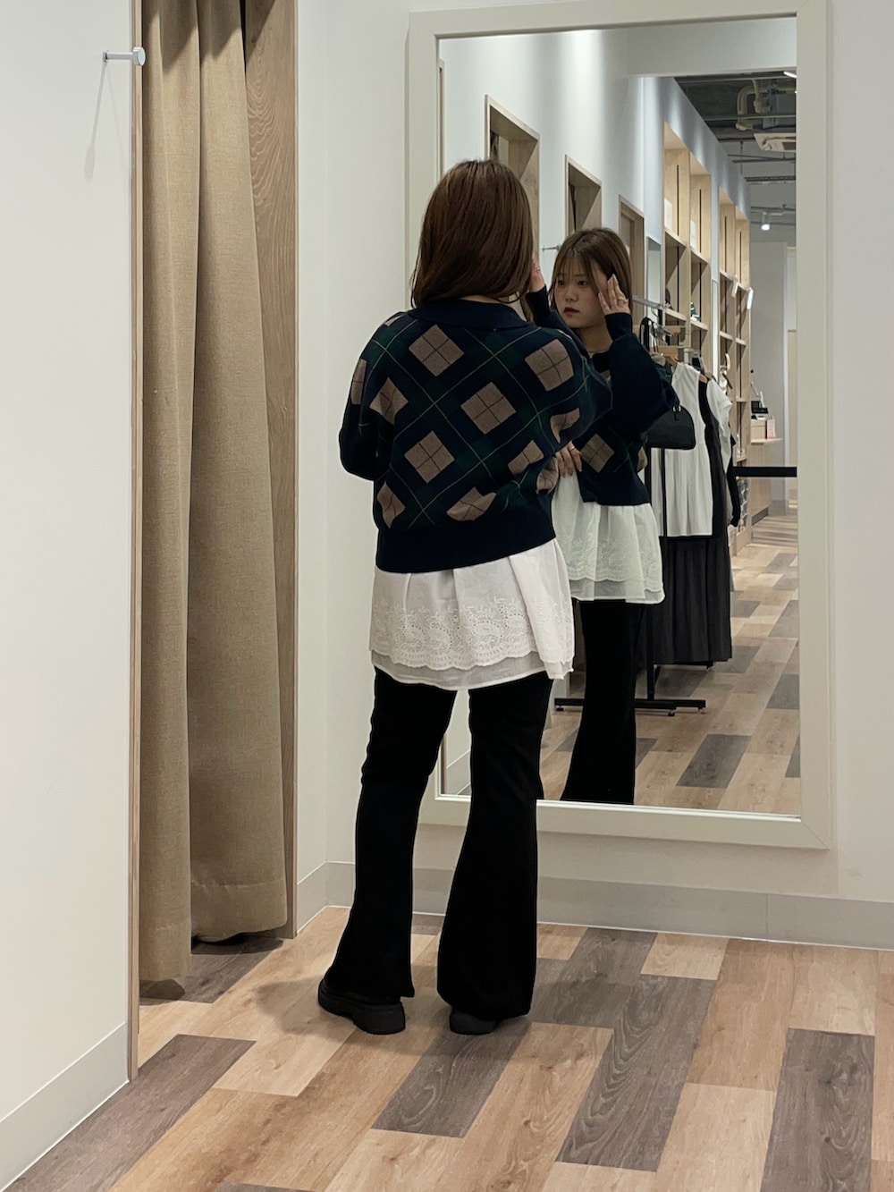 ブラウン系のカーディガン/ボレロ、ブラック系のその他パンツを着用したレディースの秋コーディネートの3枚目の写真