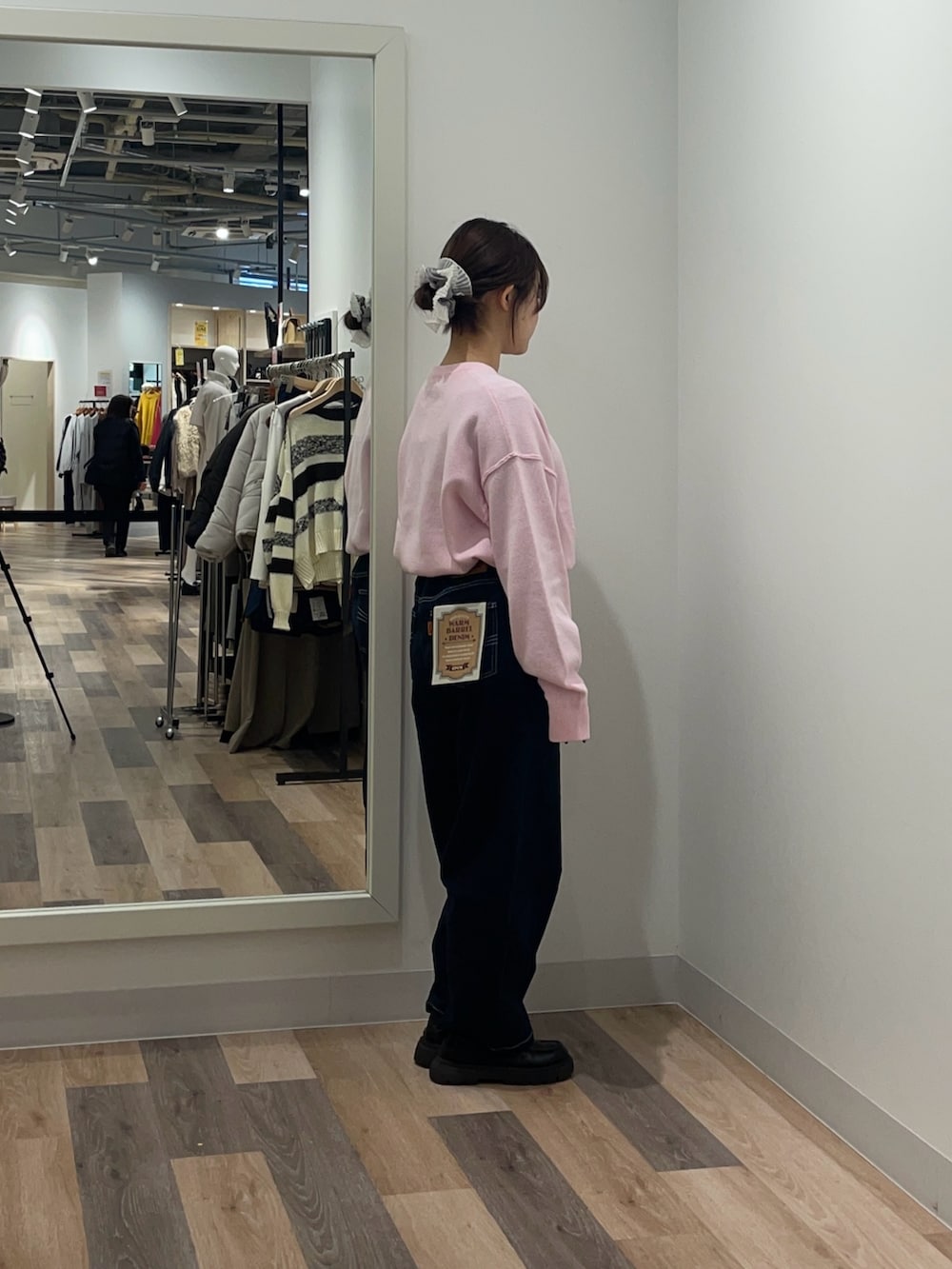 ブルー系のデニムパンツ、ピンク系のニット/セーターを着用したレディースの冬コーディネートの2枚目の写真