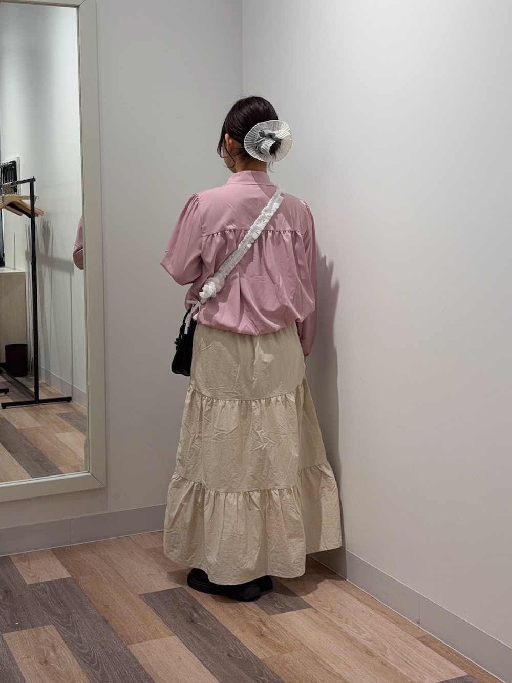 ホワイト系のスカート、ピンク系のシャツ/ブラウスを着用したレディースの春コーディネートの3枚目の写真