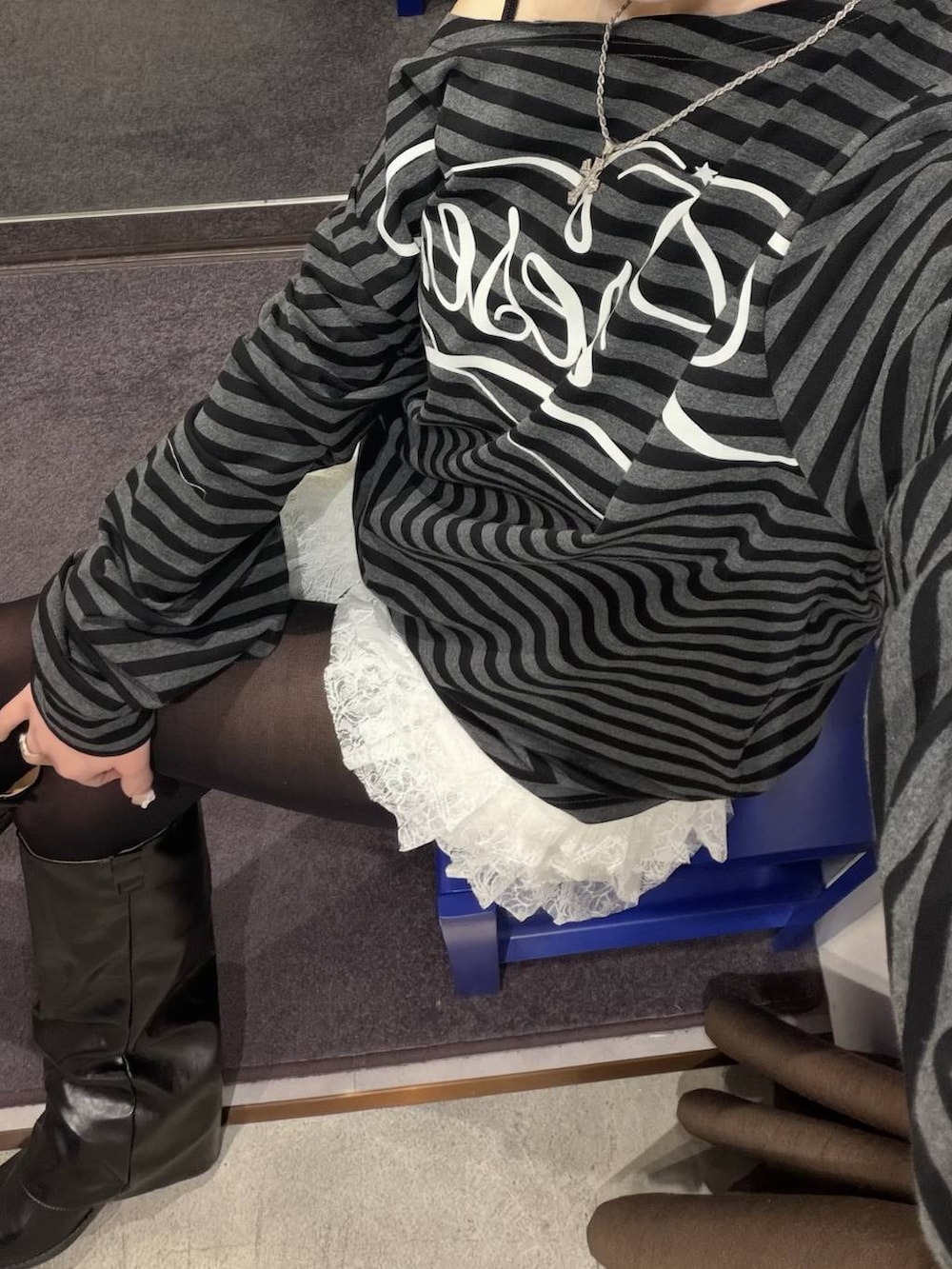 ホワイト系のその他パンツ、ブラック系のブーツを着用したレディースの冬コーディネートの2枚目の写真