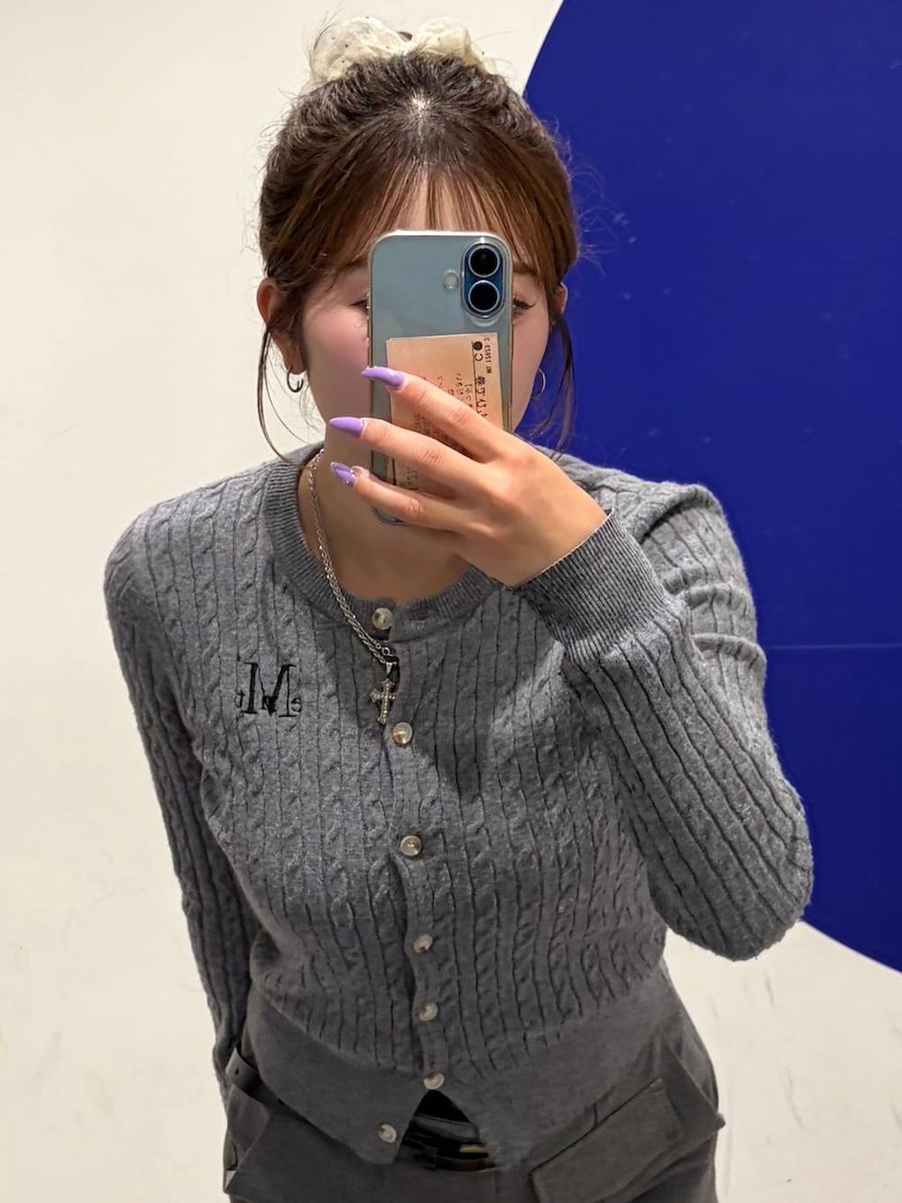 グレー系のその他パンツ、グレー系のカーディガン/ボレロを着用したレディースの秋コーディネートの3枚目の写真