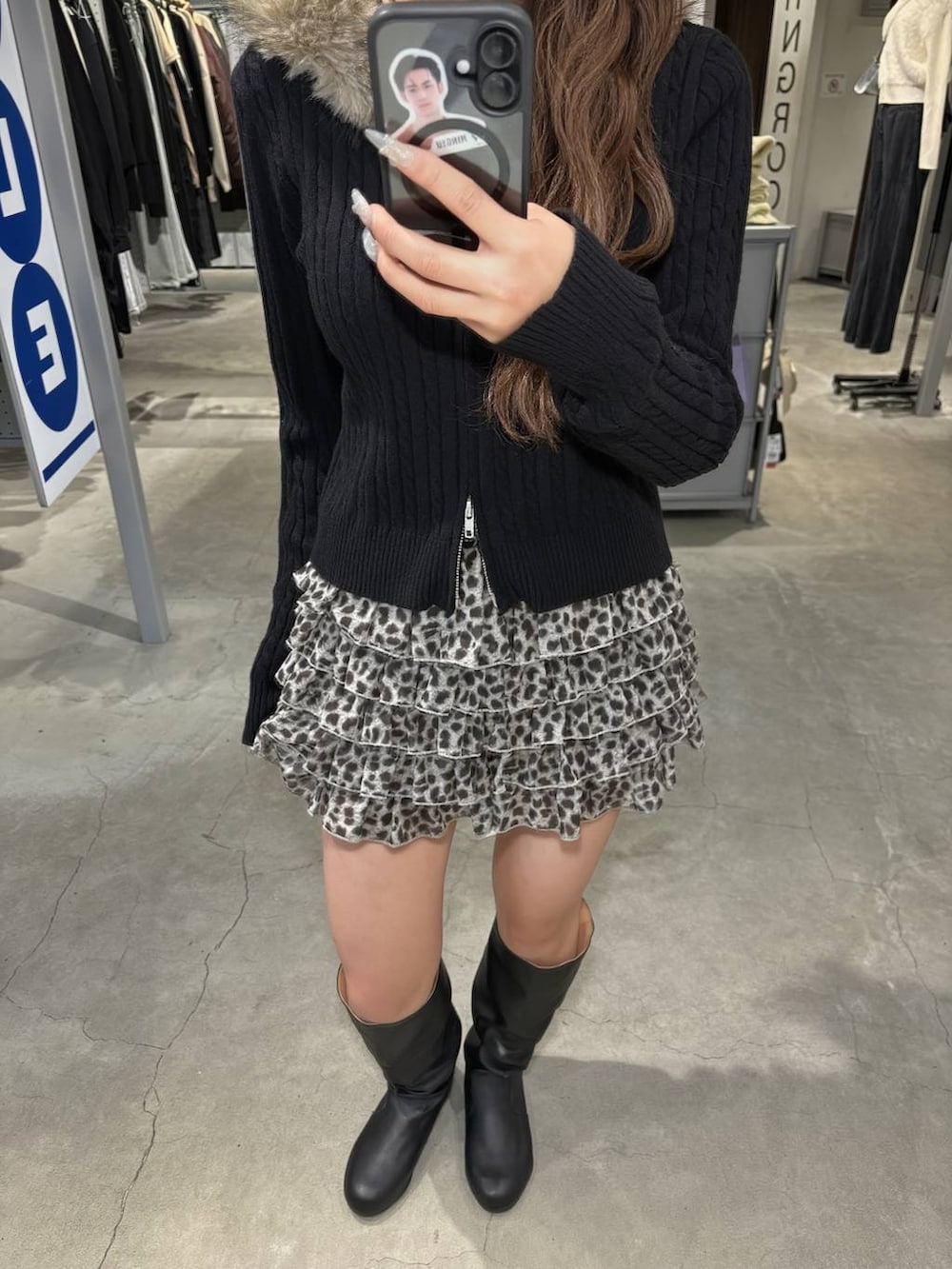 その他のその他パンツ、ブラック系のブーツ、ブラック系のニット/セーターを着用したレディースの冬コーディネートの2枚目の写真