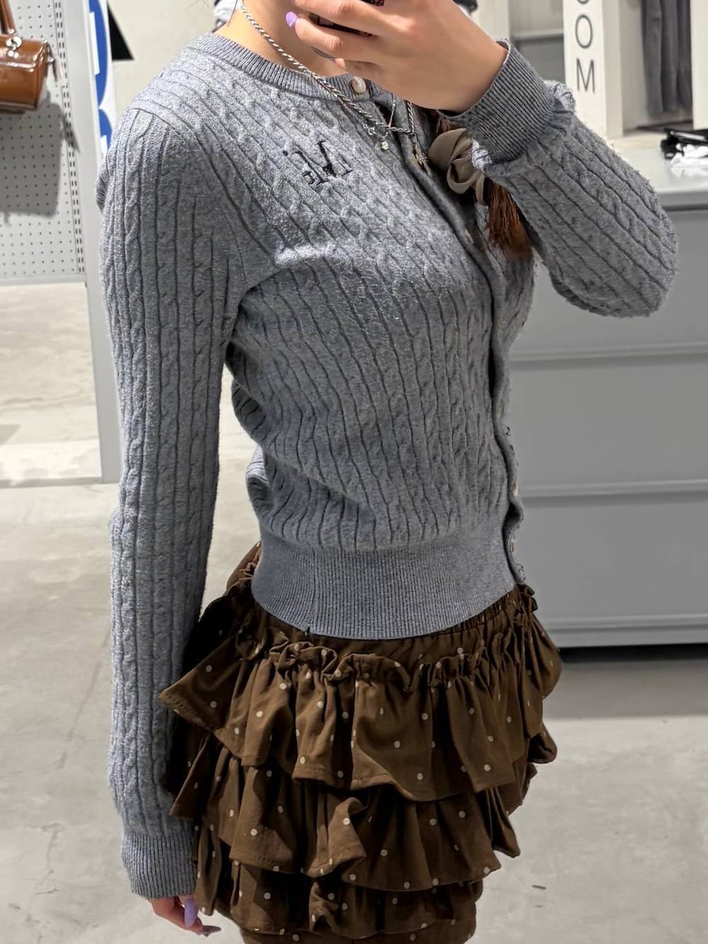 ブラウン系のその他パンツ、グレー系のカーディガン/ボレロを着用したレディースの秋コーディネートの3枚目の写真