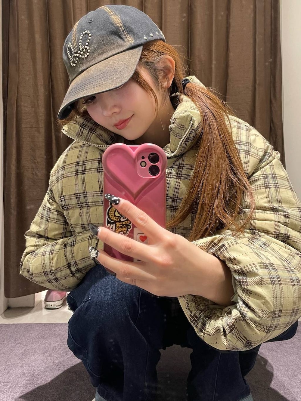 ベージュ系のダウンジャケット/コート、ベージュ系のスリッポン、ブルー系のデニムパンツを着用したレディースの秋コーディネートの3枚目の写真