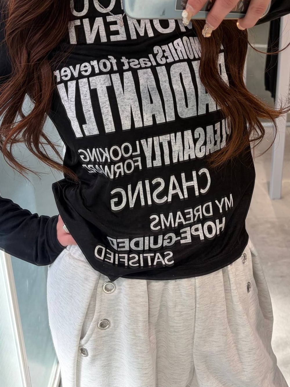 ブラック系のパンプス、グレー系のスウェットパンツ、ブラック系のTシャツ/カットソーを着用したレディースの春コーディネートの2枚目の写真