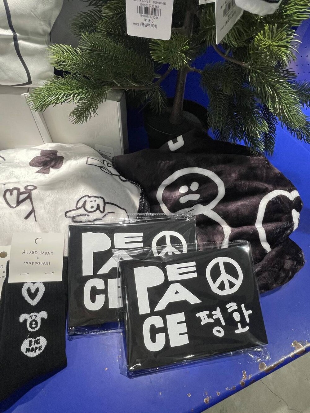 ホワイト系のソックス/靴下、その他の掛け時計、ブラック系のブランケットを着用したレディースの秋コーディネートの4枚目の写真