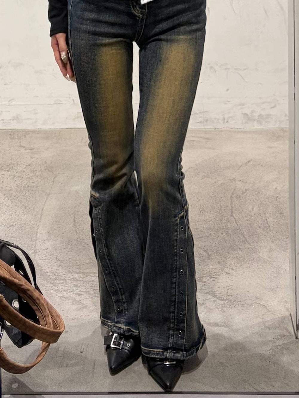 ブラック系のパンプス、ブルー系のデニムパンツ、ブラック系のカーディガン/ボレロを着用したレディースの冬コーディネートの4枚目の写真