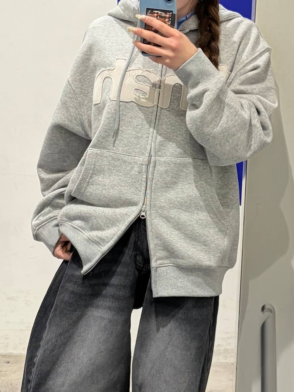 ブラック系のデニムパンツ、ブラック系のパンプスを着用したレディースの冬コーディネートの3枚目の写真