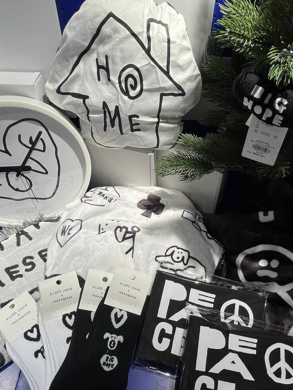 ホワイト系のソックス/靴下、その他の掛け時計、ブラック系のブランケットを着用したレディースの秋コーディネートの3枚目の写真