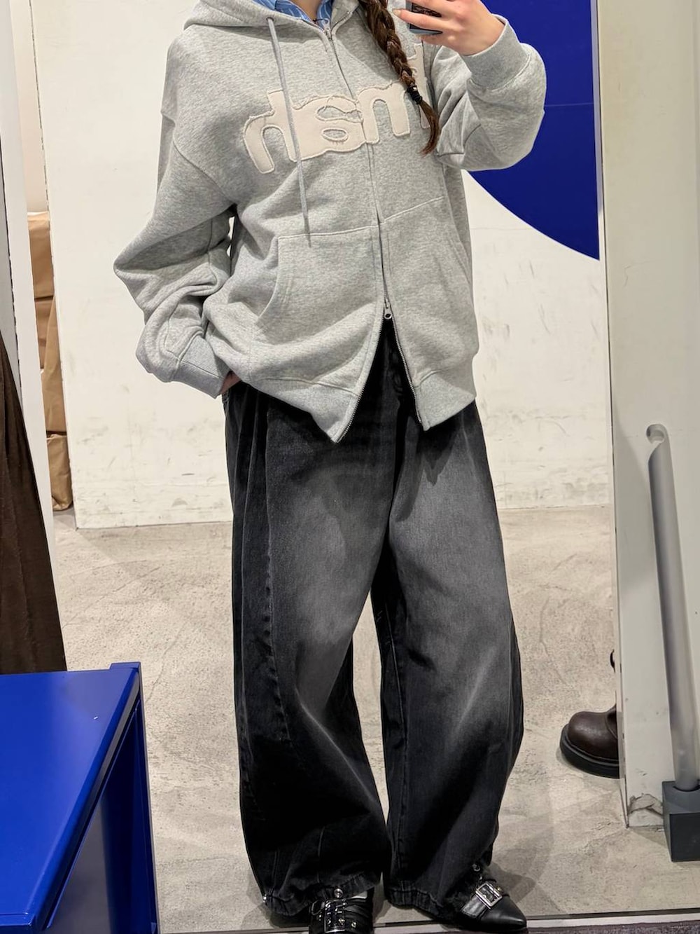 ブラック系のデニムパンツ、ブラック系のパンプスを着用したレディースの冬コーディネートの2枚目の写真